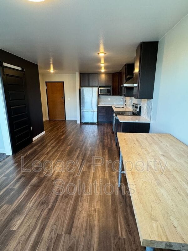 Photo - 202 E Greenfield Ln