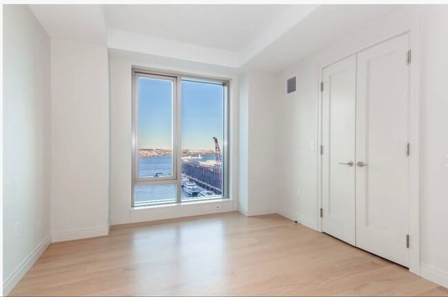 view from second bedroom with murphy bed - 133 Seaport Blvd Unidad 722