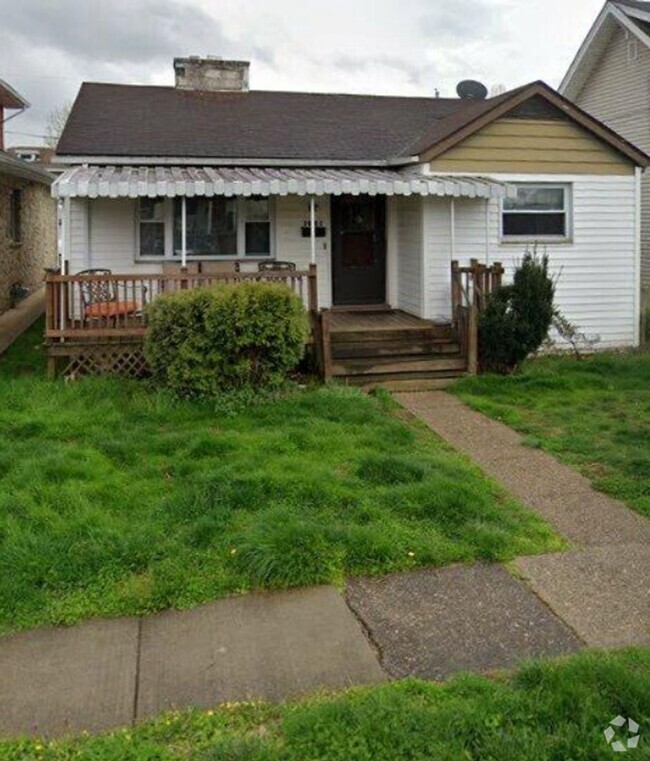 Building Photo - Cozy 2 Bedrm/1 Bath Home in Dunbar! Covere...