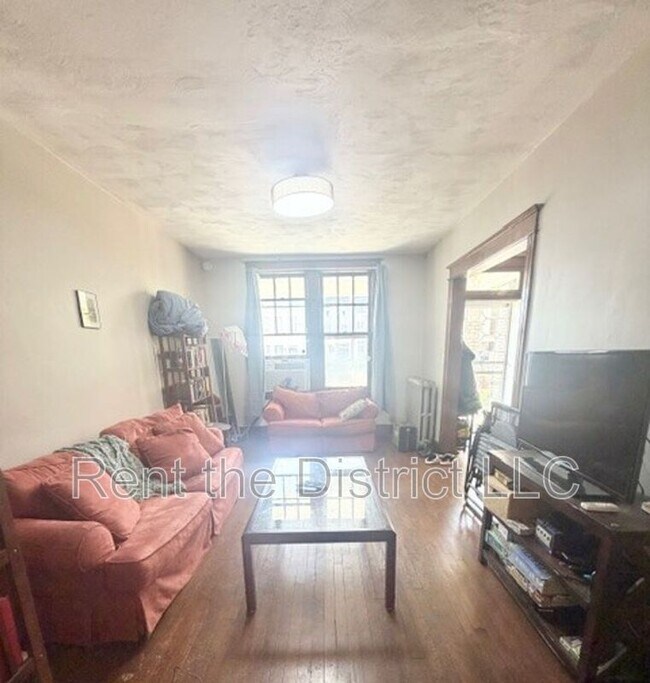Photo - 318 T St NE