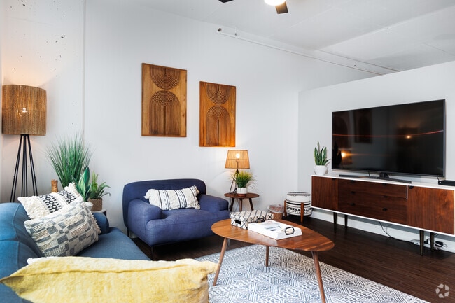 1BR, 1BA - 745SF - PERSHING - Living room