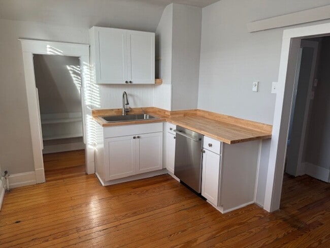 Photo - 217 E Oak St Unit 217 E Oak St - B