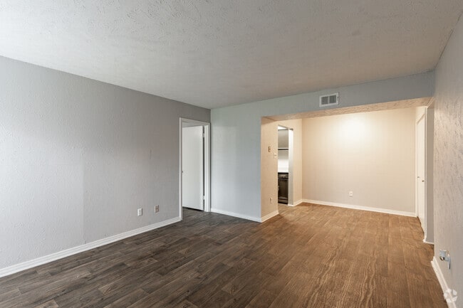 2BR, 2BA - 910 SF