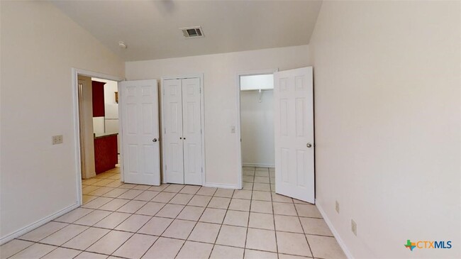 Building Photo - 412 Burleson St Unit 121