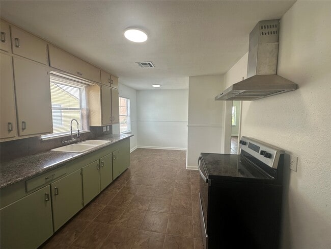 Building Photo - 3444 Blodgett St Unit A