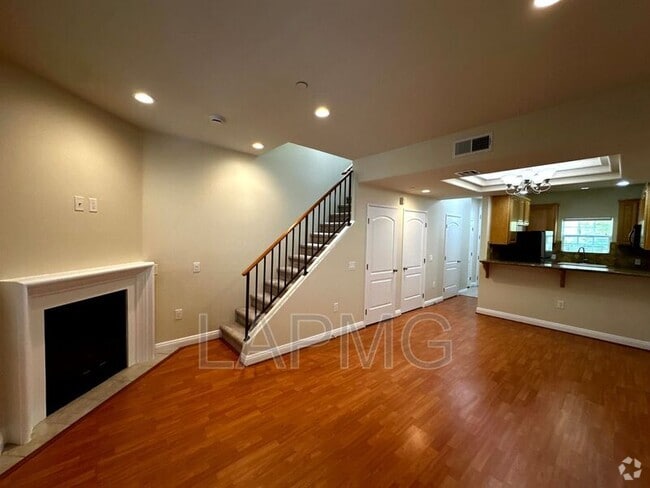 Building Photo - 12217 Moorpark St Unit 9 Rental
