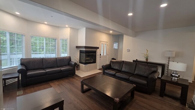 321 Emerald Dr