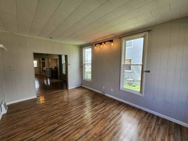 Photo - 2 Bed Duplex in Oshkosh, WI - Perfect for cozy living! Unit 421 Otter Ave