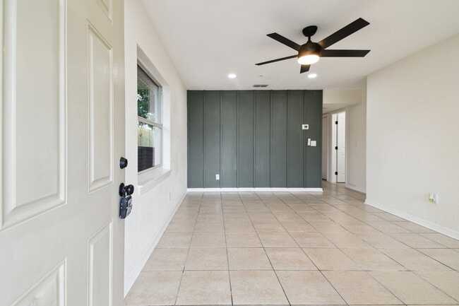 A 2/1 900 sqft - 3320 W Kathleen St Unit A