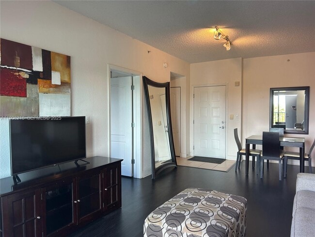 Building Photo - 6001 SW 70th St Unit 551