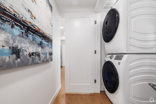 2BR, 2BA - 1,216SF - Laundry