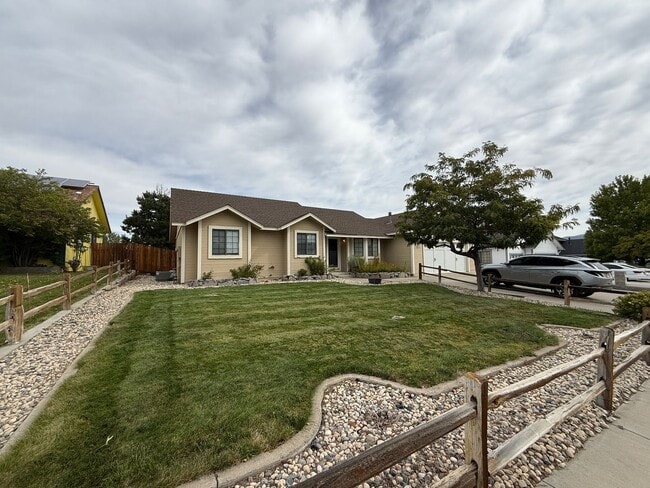 Building Photo - Cute single story 3 bedroom, 2 bath home w...