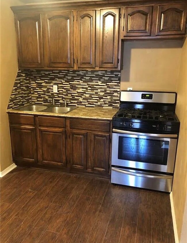 Building Photo - 2 Bed / 1 Bath Home for Rent – $1,000/mo + $1,000 Deposit