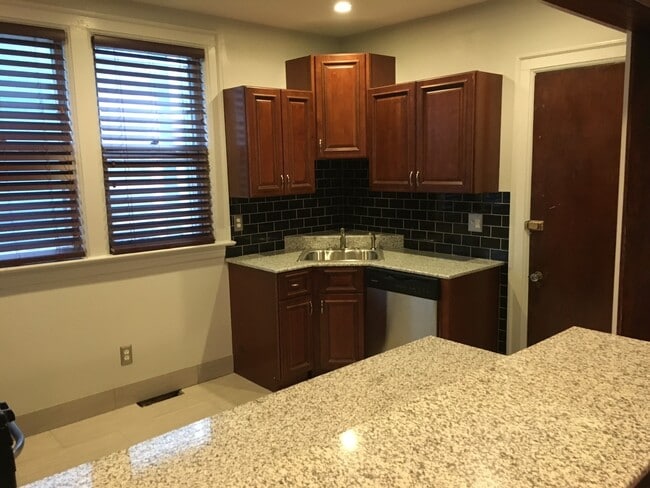 Photo - 76 Cottage St Unidad Lower Apartment