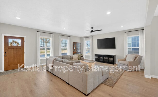 Photo - 979 Shoreline Dr