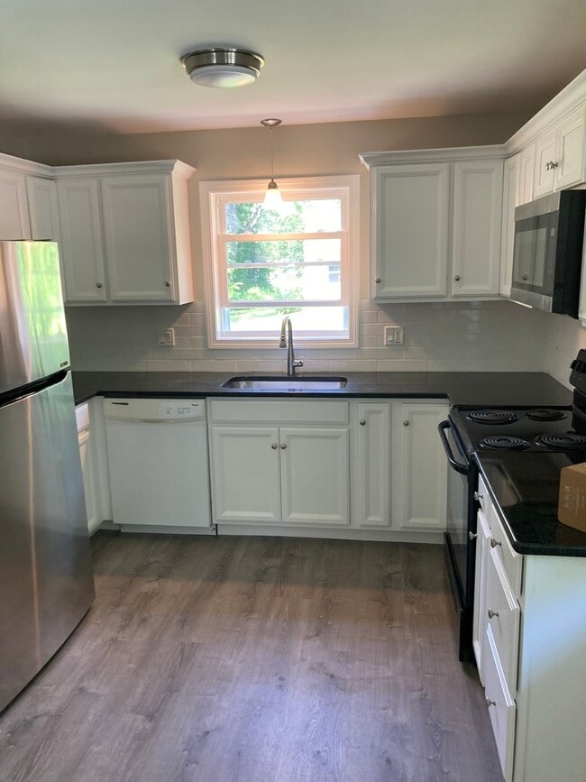 Kitchen - 4 Charles Ln