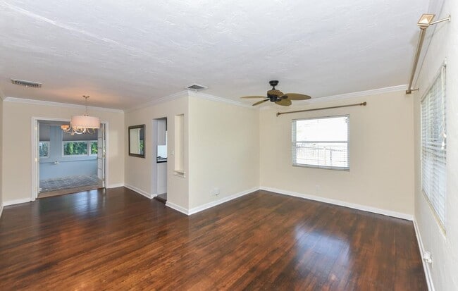 Photo - 340 Russlyn Dr