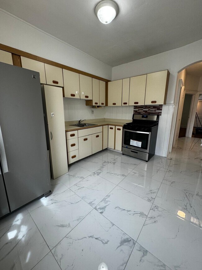 Photo - 76 W 45th St