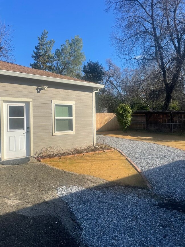 Building Photo - 5553 Elm Ln Unit B