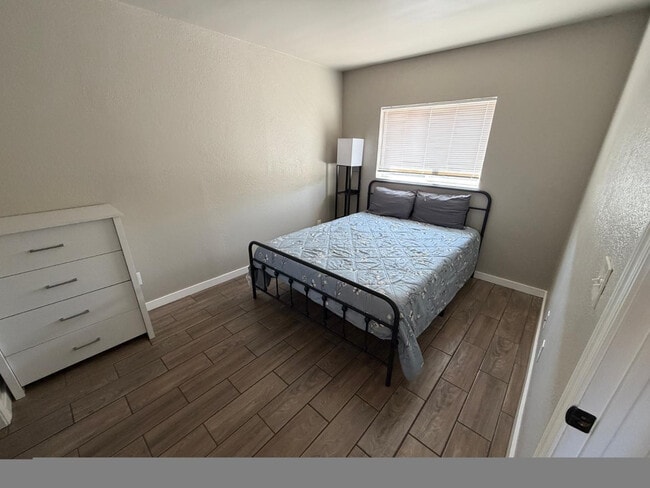 Photo - 4422 N Longview Ave Unit Apt 4