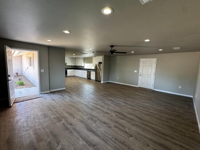 Photo - 4832 N Fruit Ave