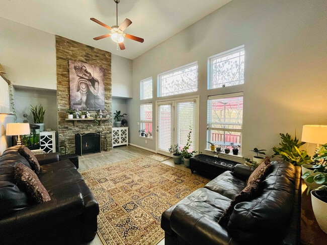 Photo - 876 Queen City Cres