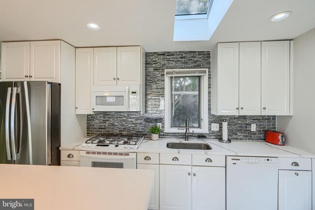 Photo - 520 White Oak Dr