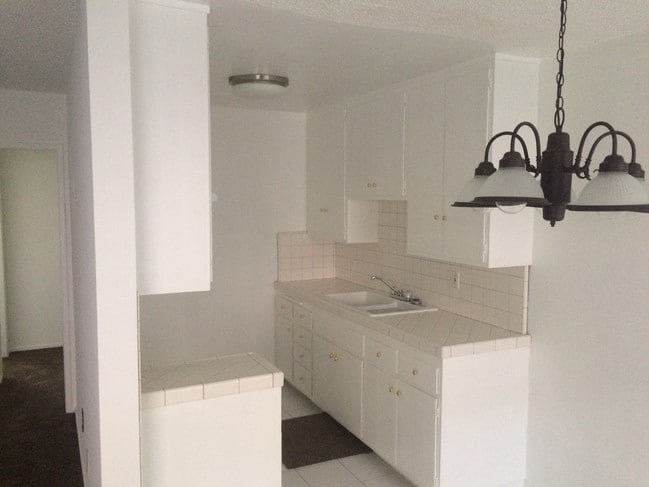 kitchen - 320 Welcome St Unit 2