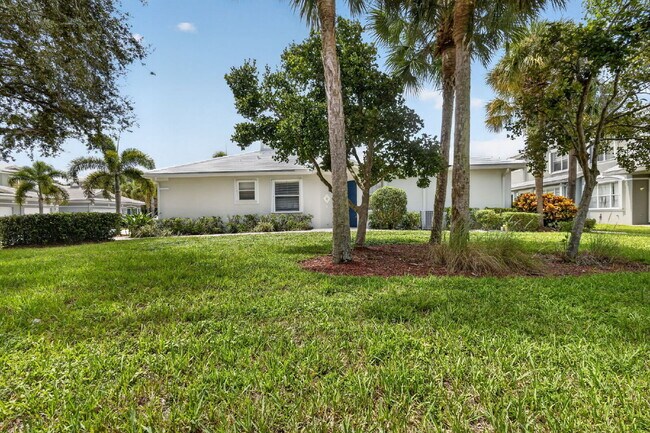 "Charming 2 Bed plus Den, 2-Bath Townhouse with 1500 Sq Ft of Comfort in Greenacres!"