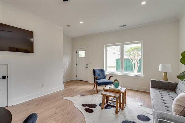 Photo - 2519 E 12th St Unidad 2519 E 12th