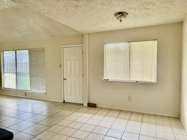 Photo - 2015 Lazy Ln