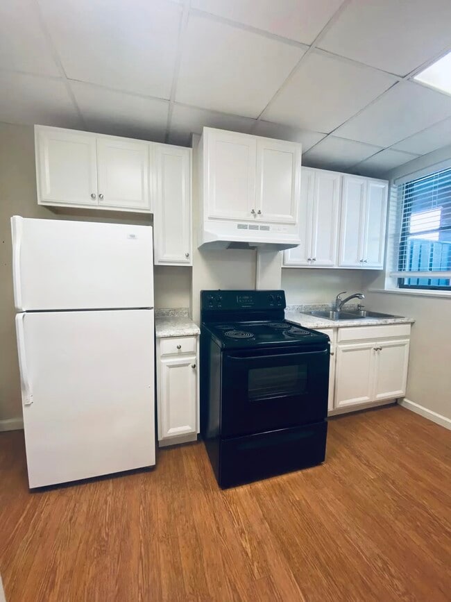 Photo - 110 Collier St