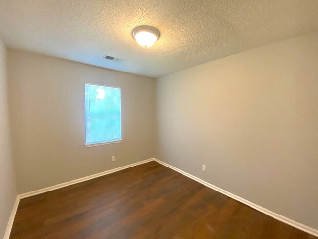 Photo - 896 Leacrest Ave