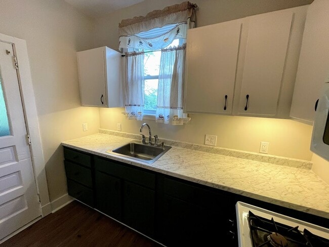 Photo - 3 bed 1 bath - great Brentwood location, central air, nice updates