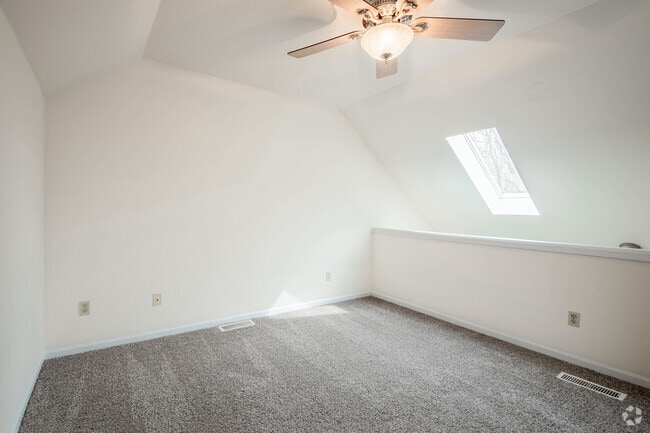 1BR, 1BA - 700SF