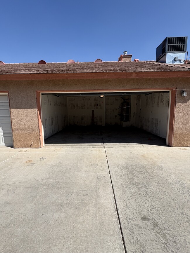 Photo - 609 Yellow Meadow Ct Unidad C