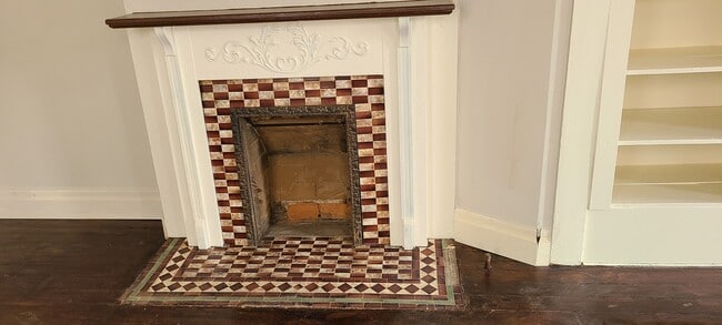Rookwood Fireplace - 208 E 9th St Unit #1