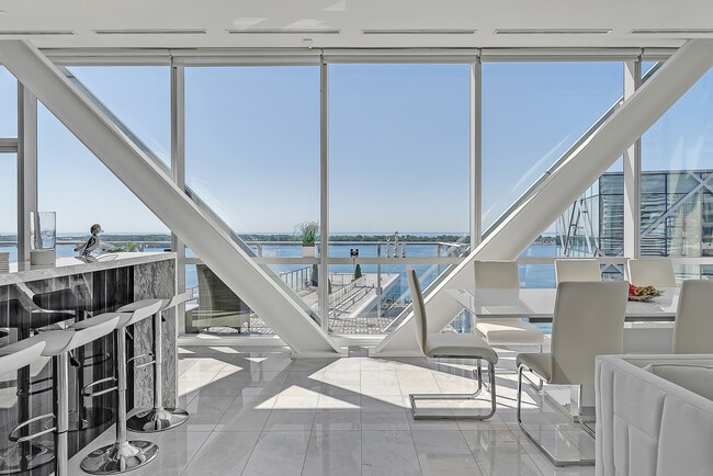 Photo - 39 Queens Quay E