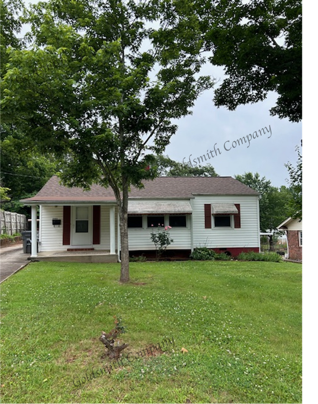 3-Bedroom Home in Greenville with Cozy 100... - 3-Bedroom Home in Greenville with Cozy 100...