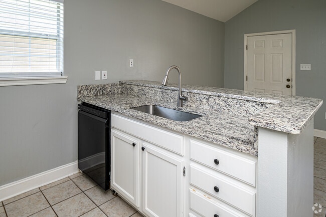 1BR, 1BA - 600SF - Kitchen - Heatherwood