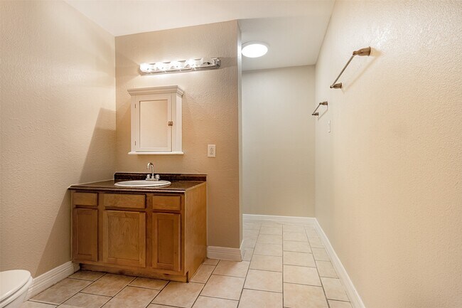 Photo - 2098 Harland Dr