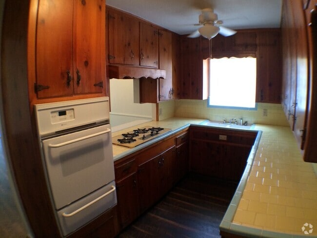 Building Photo - Charismatic 3 Bed 2 Bath Home!