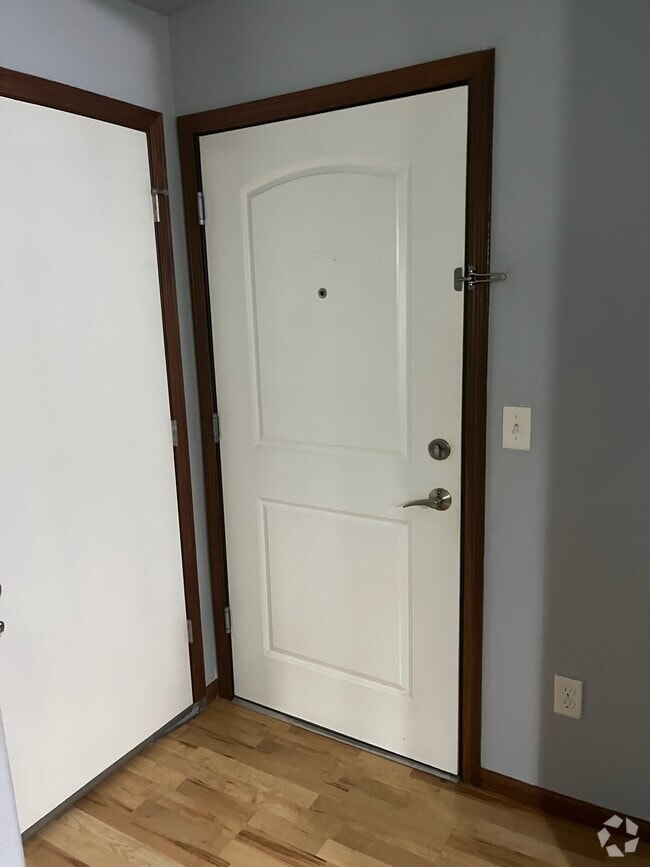 Building Photo - 1848 W Benton St Unit 107 Rental