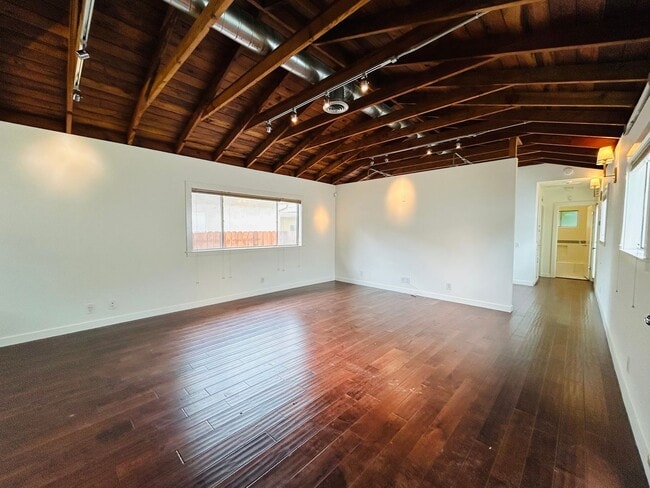 Building Photo - Spacious One Bedroom + Den Backhouse! In Unit Laundry! Prime Location!