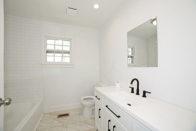 Photo - 305 Hickory Ave SW