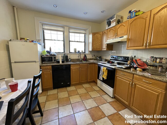 Building Photo - 48 Babcock St Unit 1