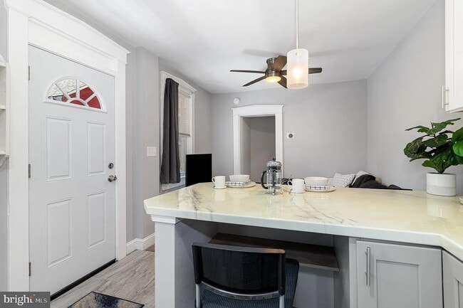 Building Photo - 442 Poplar St Unit 2