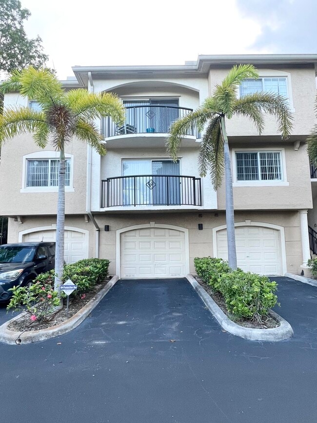 Building Photo - 1100 Crestwood Ct S Unit 1103