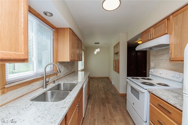 Photo - 2207 Campus Rd