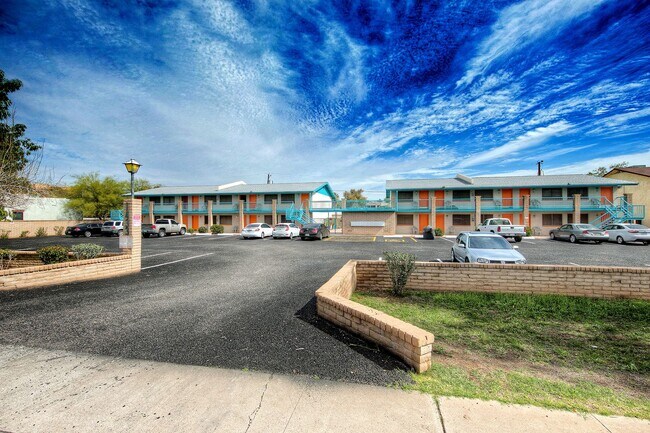 Building Photo - AMAZING UPPER REMODELED*1BD*1BA*HWFLS*GRAN... Unit 18